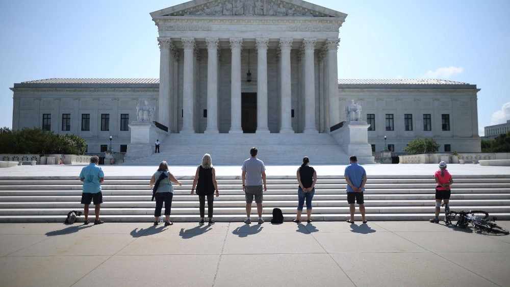 Snímka z modlitbovej demonštrácie proti potratom pred Najvyšším súdom vo Washingtone, USA (8. júla 2020)