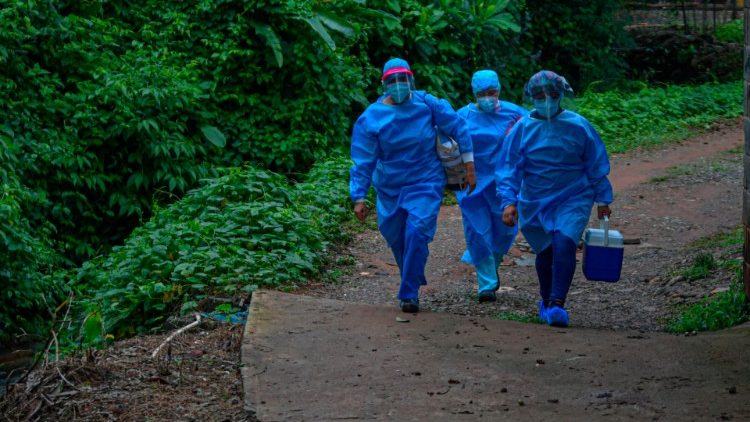 Profissionais da saúde em Arraijan, a 23 km a oeste de Cidade do Panamá, para fazerem testes da Covid-19