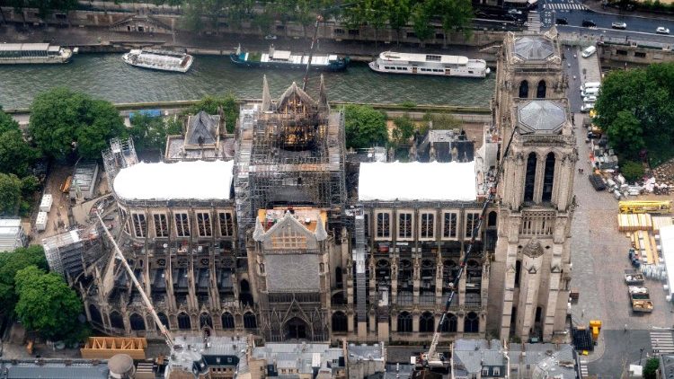 Katedra Notre Dame będzie jak dawniej, bez nowoczesnych modyfikacji