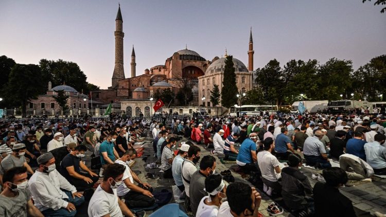 Мюсюлмани пред музея "Света София" в Истанбул  след решението на Върховния турски съд. 10 юли. 2020