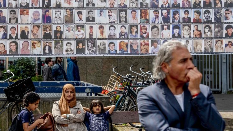 Le foto delle vittime del genocidio di Srebrenica esposte a L'Aja nel giorno della commemorazione
