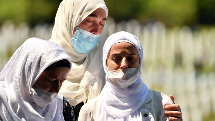 Donne musulmane nel cimitero-memoriale di Potocari