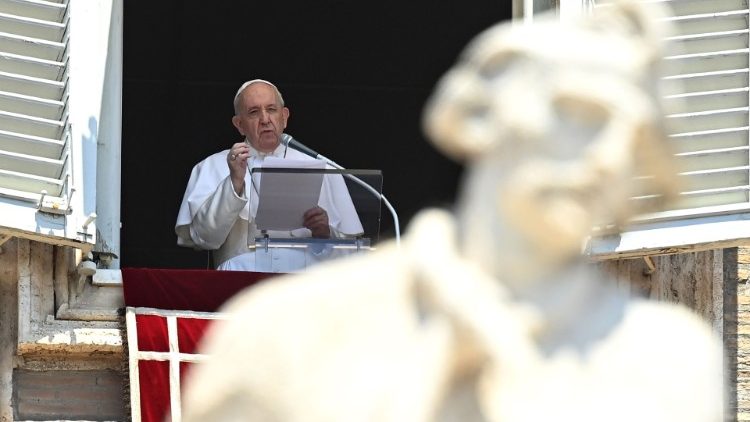 El Papa Francisco a la hora del rezo del Ángelus.