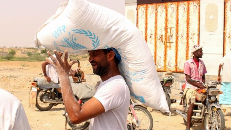 डब्ल्यूएफपी द्वारा दिये गये खाद्य सामग्री को लेता हुआ यमनवासी 