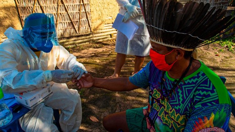 Un chef indigène est testé dans le cadre de la lutte contre la pandémie de Covid-19 au Brésil