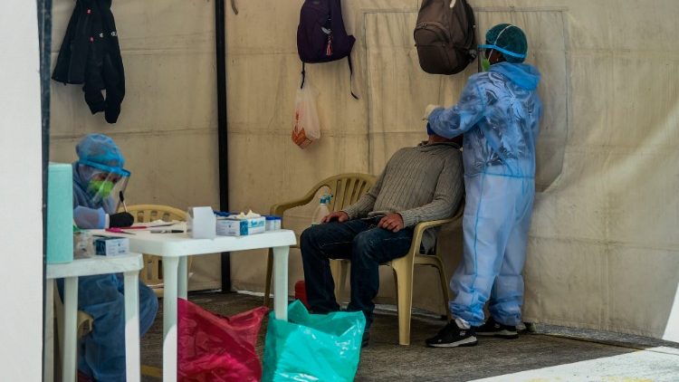 Profissionais da saúde realizam testes de coronavírus, em Bogotá 