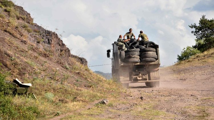 Des Arméniens fortifient leurs positions à la frontière près du village de Mosesgegh au nord-est du pays, le 15 juillet 2020. 
