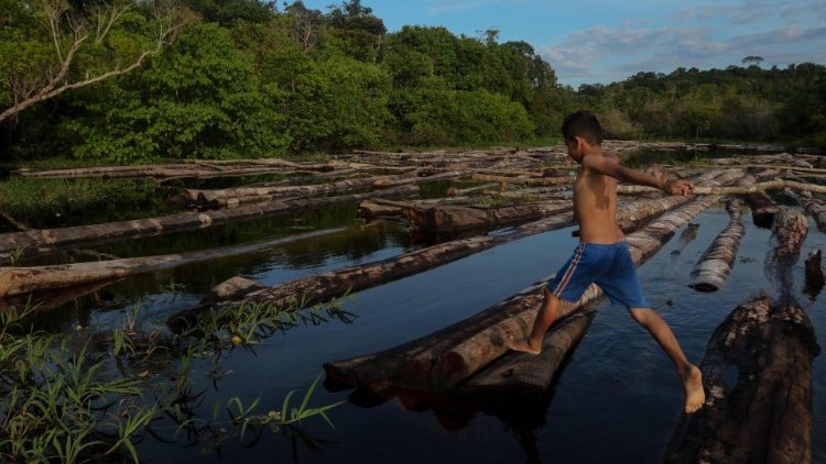 Дете от коренните населения, живеещи по поречието на Амазонка