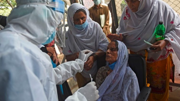 Corona-Tests in Pakistan, das sich nach Aussage des Roten Kreuzes gemeinsam mit Indien und Bangladesch zu einem neuen Hotspot der Krise entwickelt
