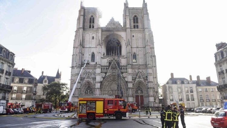 Feuerwehrleute bei der Kathedrale von Nantes (Frankreich)