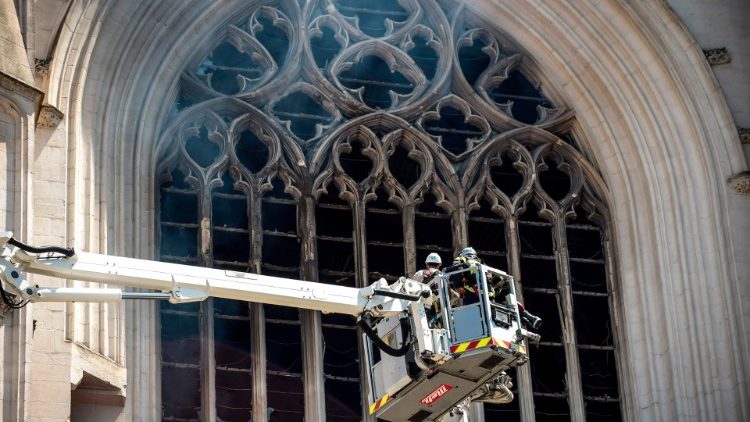 Пожарникари след потушаването на пожара в катедралата на Нант, Франция