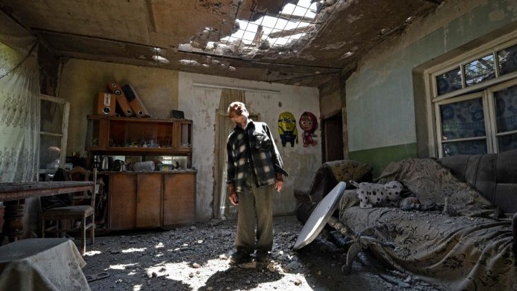 Un homme dans sa maison frappée par les bombardements dans le Tavush, région d'Arménie frontalière avec l'Azerbaïdjan, le 18 juillet 2020