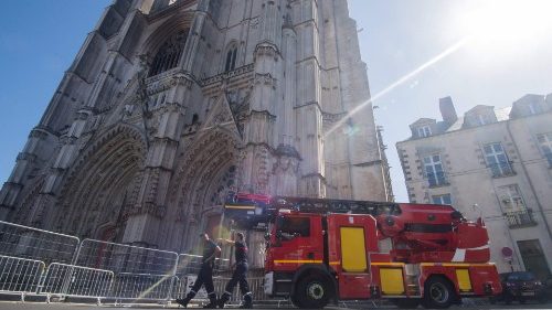 फ्रांस के नानटेस "गॉथिक महागिरजाघर" में आग दुर्घटना 