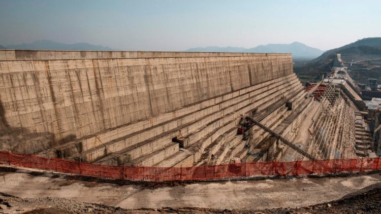  Язовирната стена в Етиопия по поречието на реката Нил