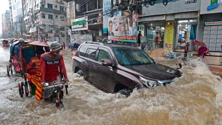 बांगलादेश में मौसम की ख़राबी और बाढ़ का दृश्य, तस्वीरः21 जुलाई 2020 