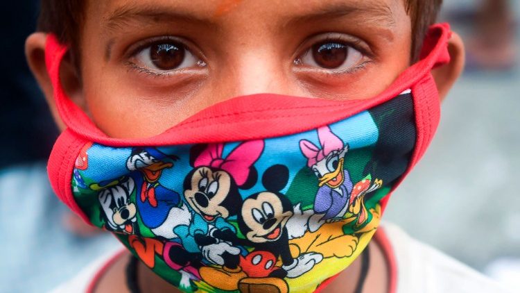 "La pandemia de COVID-19 está exacerbando aún más la crisis mundial del cuidado de los niños", dijo Henrietta Fore, Directora General del UNICEF.