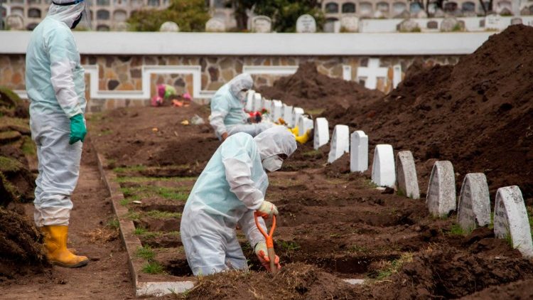 In Ecuador werden neue Gräber für Opfer des Coronavirus vorbereitet