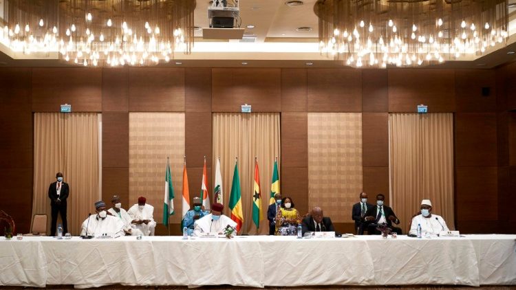 Präsidenten verschiedener afrikanischer Länder traten bereits nach einem ersten Sondergipfel in Bamako am 23.7.2020 vor die Presse