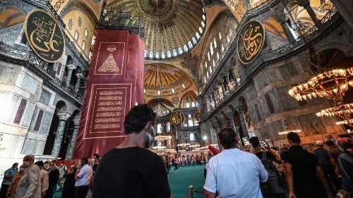 V Hagii Sofii sa konali moslimské modlitby ako v mešite, ikony zakryli závesy