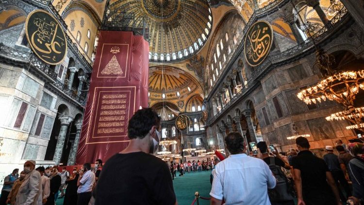 Moslimskí veriaci prichádzajú na prvé bohoslužby vo „Veľkej mešite Hagia Sofia“