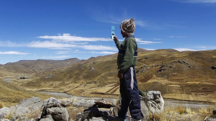 Eine Zehnjährige sucht in den Anden nach einer Internet-Verbindung, um Online-Unterricht folgen zu können
