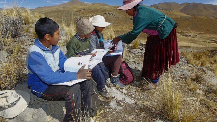 Crianças recebendo educação on-line no Peru
