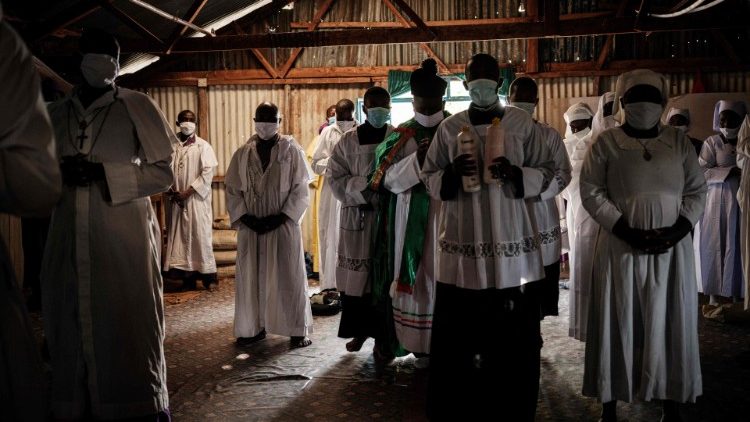 Molitelji Marijine legije u predgrađu Kebera u Nairobiju