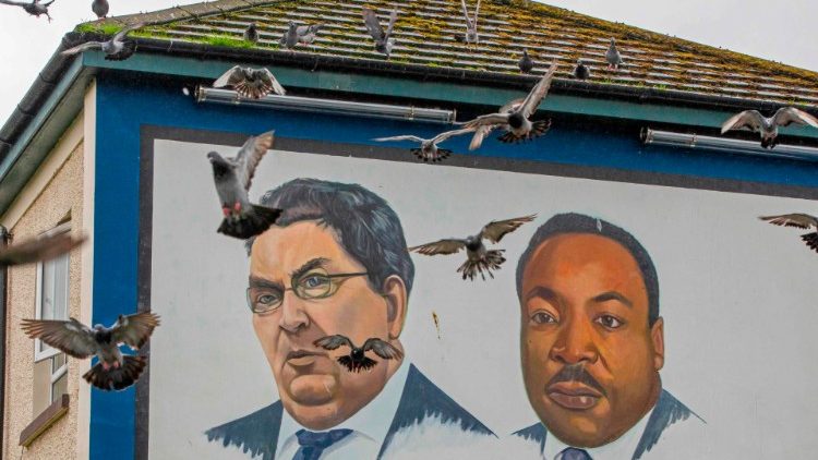 Des portraits de John Hume et de Martin Luther King sur une fresque murale à Derry (Londonderry).