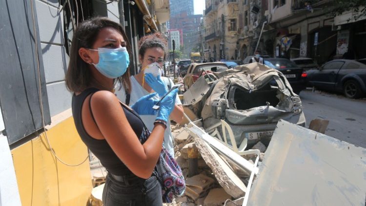 Deux jeunes Libanaises dans une rue dévastée de Beyrouth, le 5 août 2020.