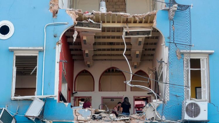 Família inspeciona os danos em sua casa em Beirute.