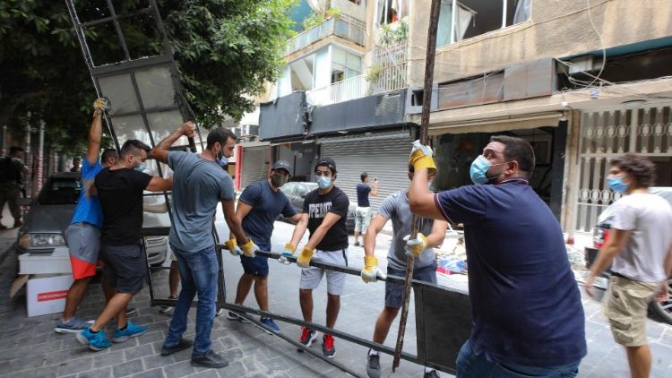 Des volontaires nettoient une rue de Beyrouth
