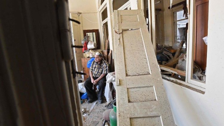 Libanês olha com desolação para destruição causada pela onde de choque em sua habitação