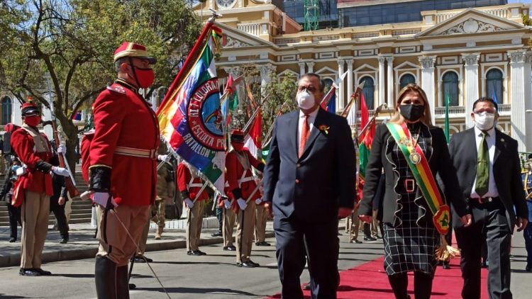 La présidente par intérim Jeanine Anez lors des cérémonies du 195e anniversaire de l'indépendance de la Bolivie