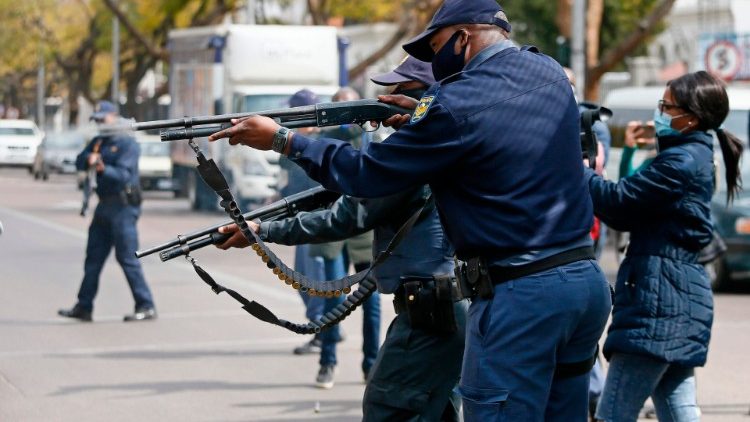 Sicherheitskräfte schießen mit Gummigeschossen auf Protestierende in Harare (18. August 2020)