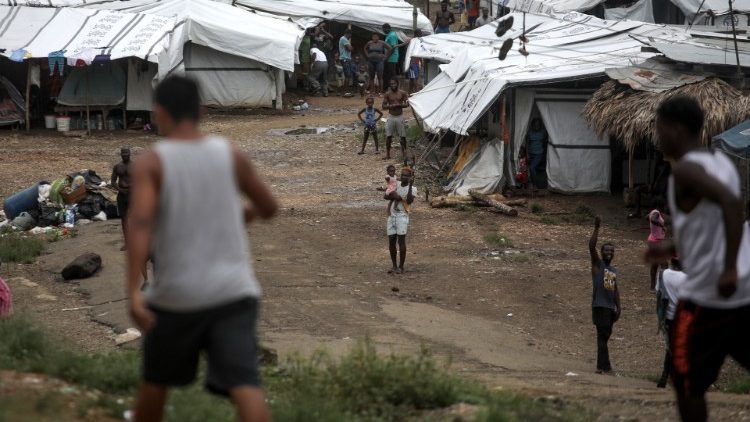 Migrantes cerca de casas improvisadas en un campamento en La Peñita, provincia de Darién (Panamá), el 6 de agosto de 2020
