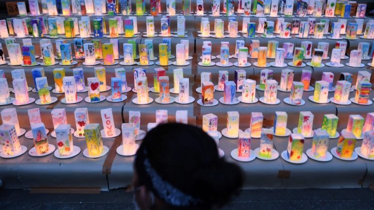  Qirinj të ndezur për kujtim të katastrofës atomike në Nagasaki