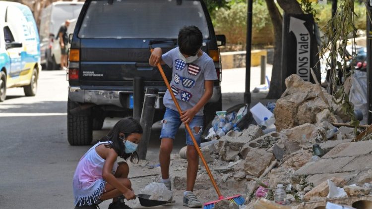 Деца от Бейрут помагат при разчистването на отломките от експлозията