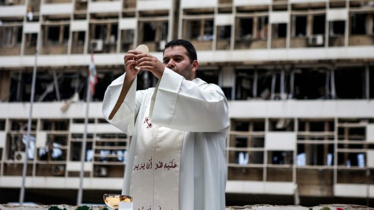 Sacerdote maronita celebra no domingo, diante de edifício destruído pela explosão em Beirute