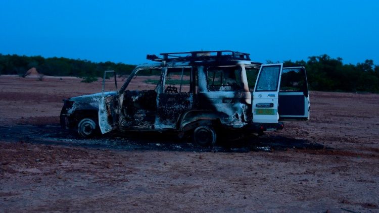 Le véhicule, carbonisé, des 8 personnes assassinées au Niger dimanche 9 août 2020.