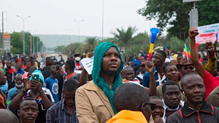 Le manifestazioni di martedì 11 agosto a Bamako (Annie Risemberg / Afp)