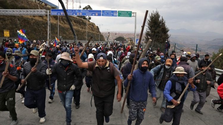 Des partisans de l'ancien président Evo Morales manifestent sur l'autoroute entre La Paz et El Alto, en Bolivie, le 11 août 2020.