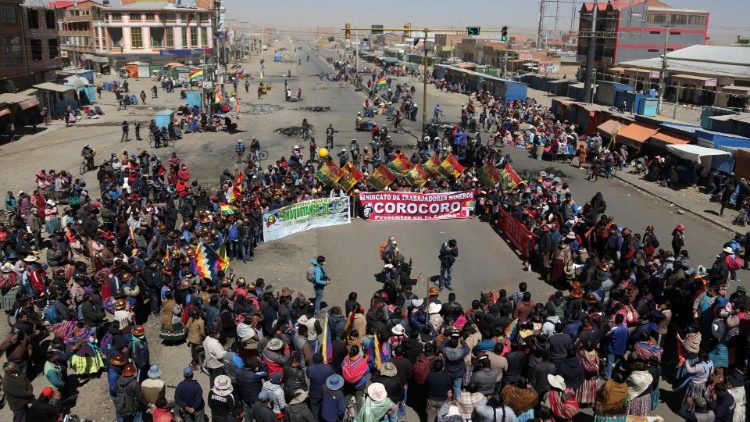 Des manifestants boliviens opposés au report des élections à la date du 18 octobre 2020, dans les rues d'El Alto, le 12 août. 