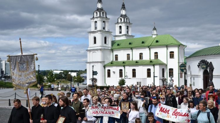 Katolički, evangelički i pravoslavni vjernici u procesiji u Minsku s natpisima "Mi smo protiv nasilja"