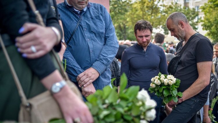 Belarus political crisis: A group mourns protester