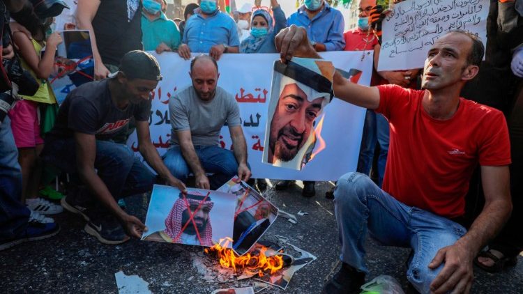 Палестинци в Рамала изгарят снимка на саудитски лидери на протест срещу емирско-израелското споразумение