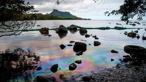 Ekologická výzva kardinála z ostrova Maurícius, zápasiaceho s ropnou katastrofou
