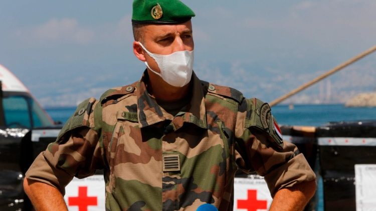 Ein französischer Militärpolizist entlädt im Hafen von Beirut humanitäre Hilfspakete