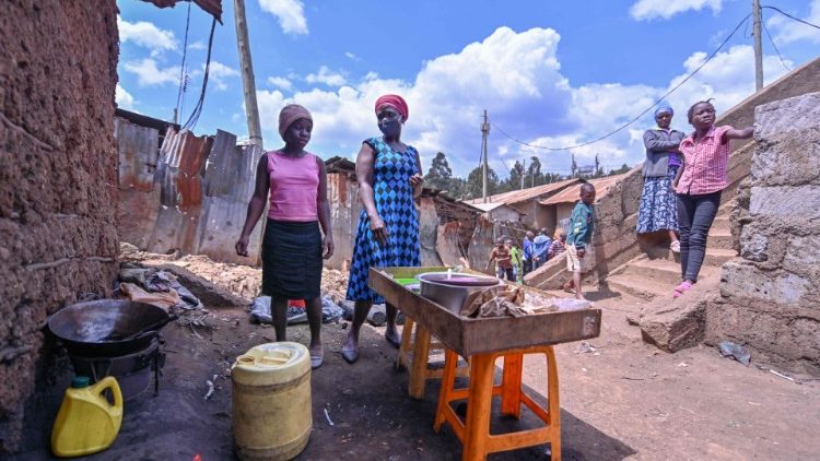 O comércio informal na grande favela de Kibera em Nairóbi