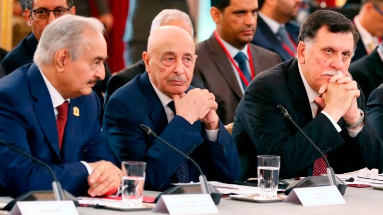 (Da sinistra) Il premier Serraj, il presidente del parlamento di Tobruk Salh e il generale Haftar in un incontro del 2018