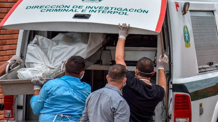 Polizisten mit den sterblichen Überresten von Ermordeten in Arauca am Samstag